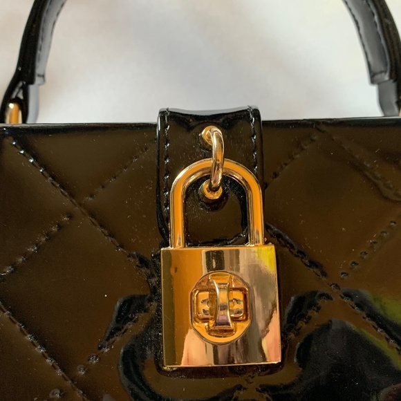 🎉Host Pick🎉 Square Box Handbag with Black Quilted Outside! - Picture 6 of 8